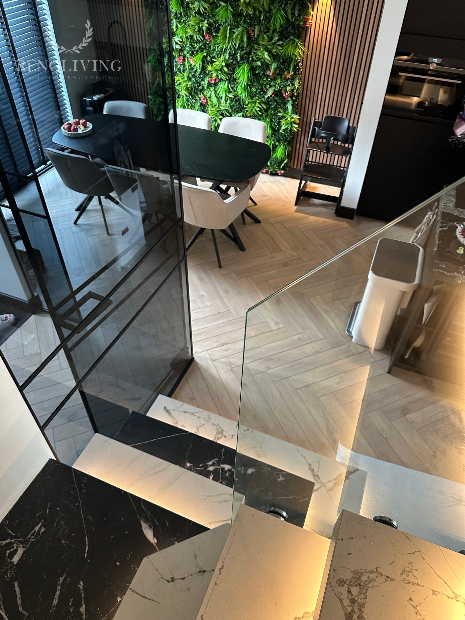 Verlichte traptreden in een high-end woonhuis.