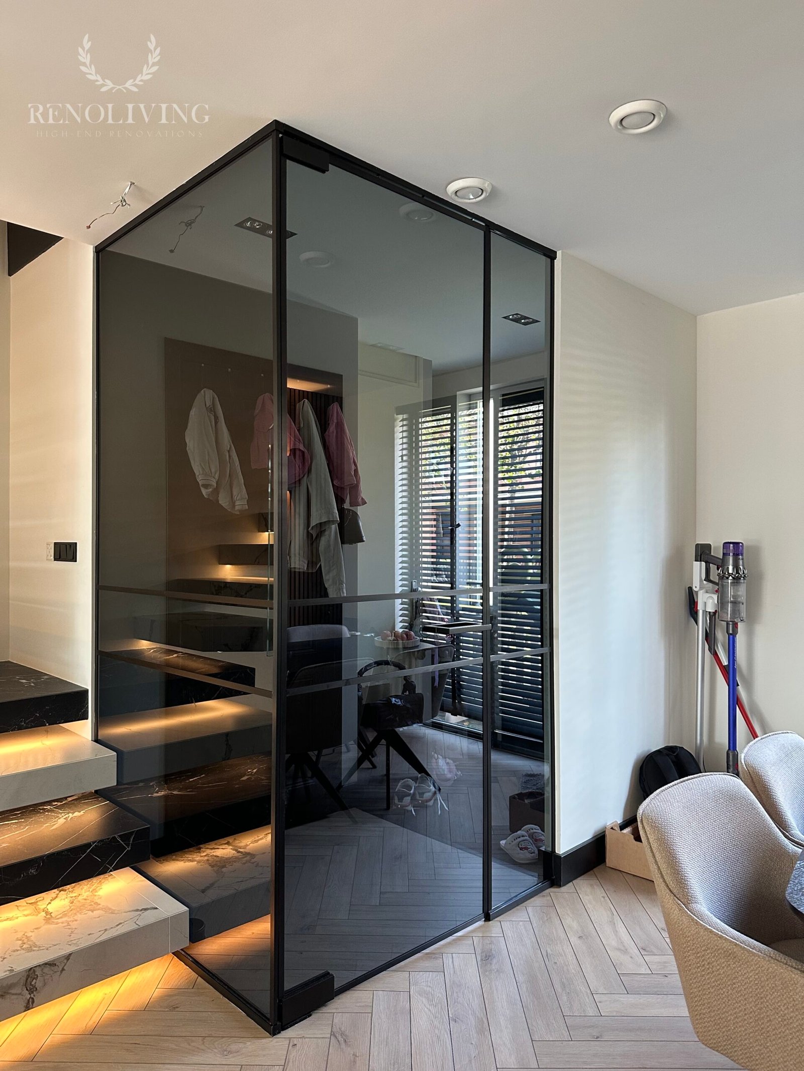 Modern trappenhuis design door RenoLiving B.V.