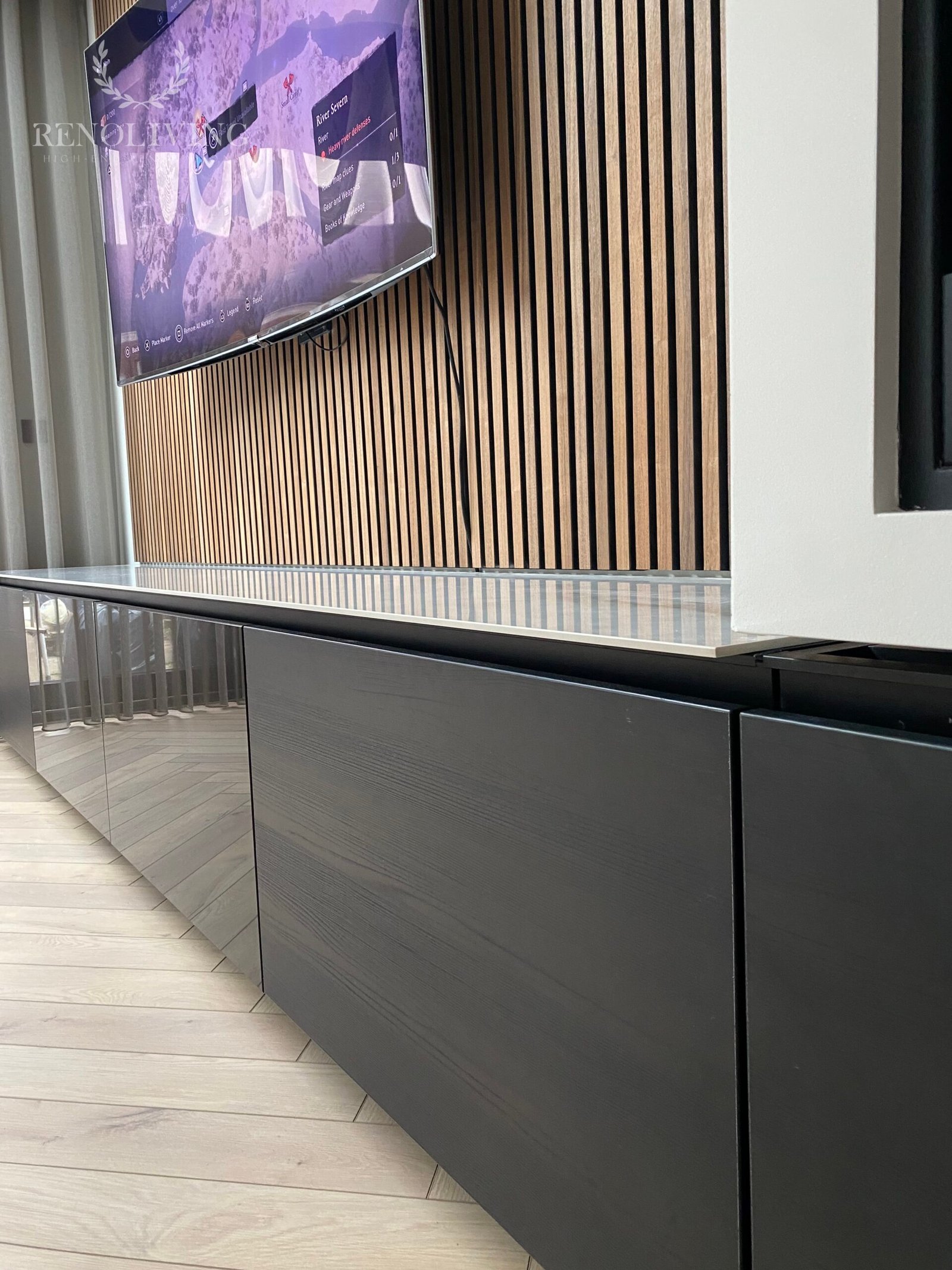 Detail van een zwevende eikenhouten trap.