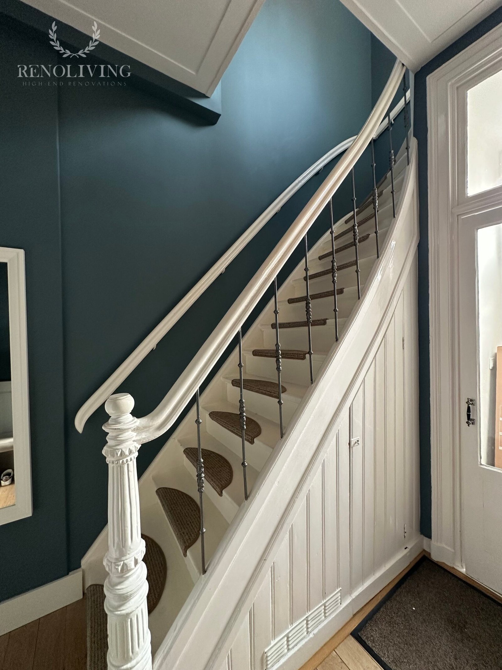 Tactiele wandafwerking van gerookt eiken in een meesterlijk ontworpen interieur.