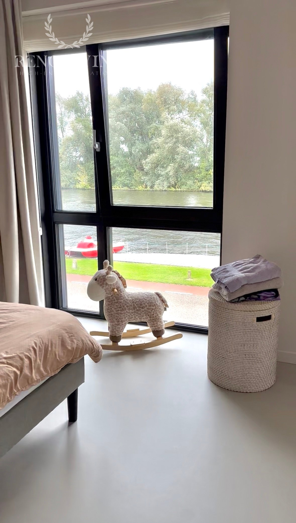 Design kantoormeubilair in een zakelijke setting.