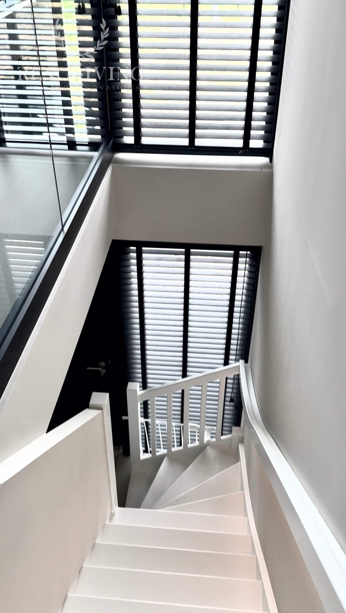 Maatwerk werkplek in een residentieel kantoor.