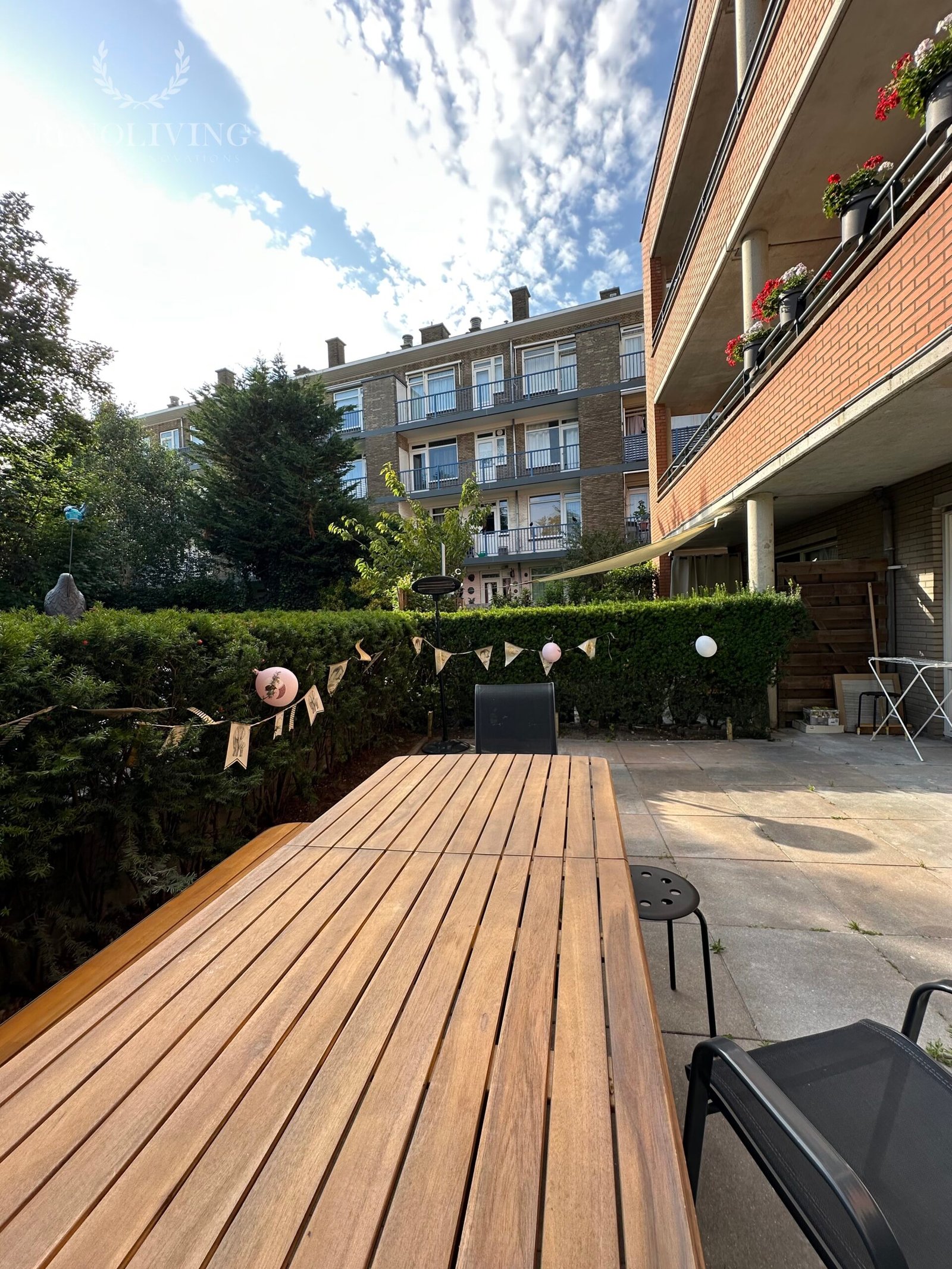 Detail van ambachtelijk gelegd visgraatparket.