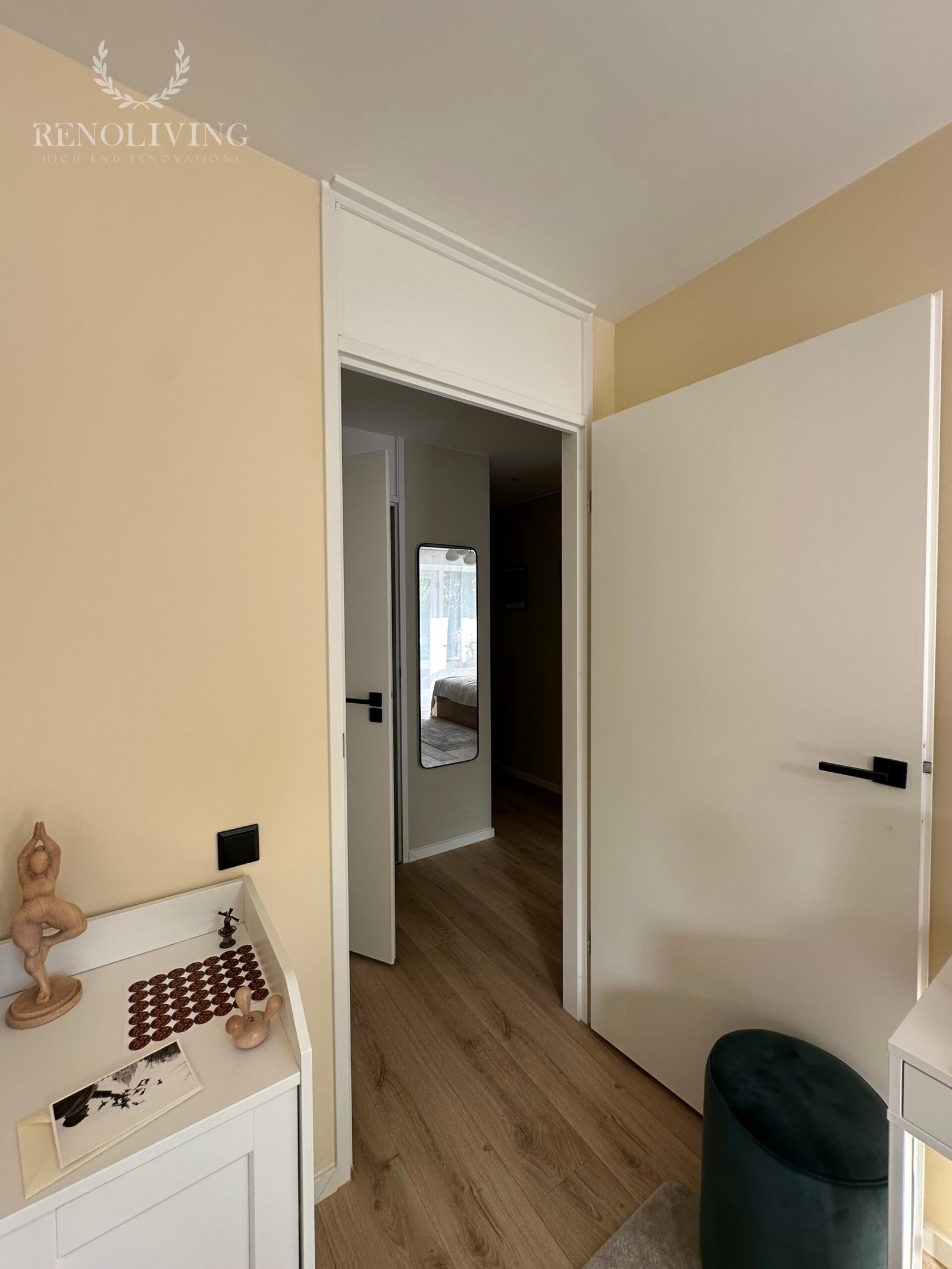 Naadloze grijze gietvloer in een moderne residentie.