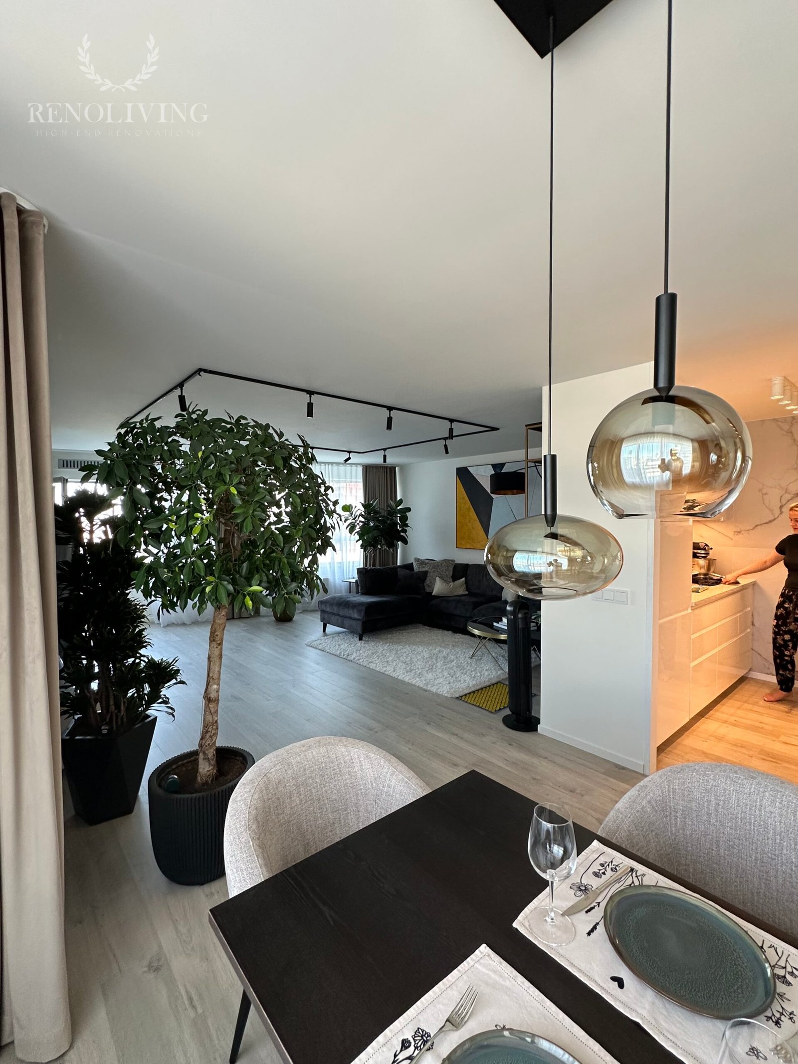 Steenstrips en wandpanelen in een luxe interieur.