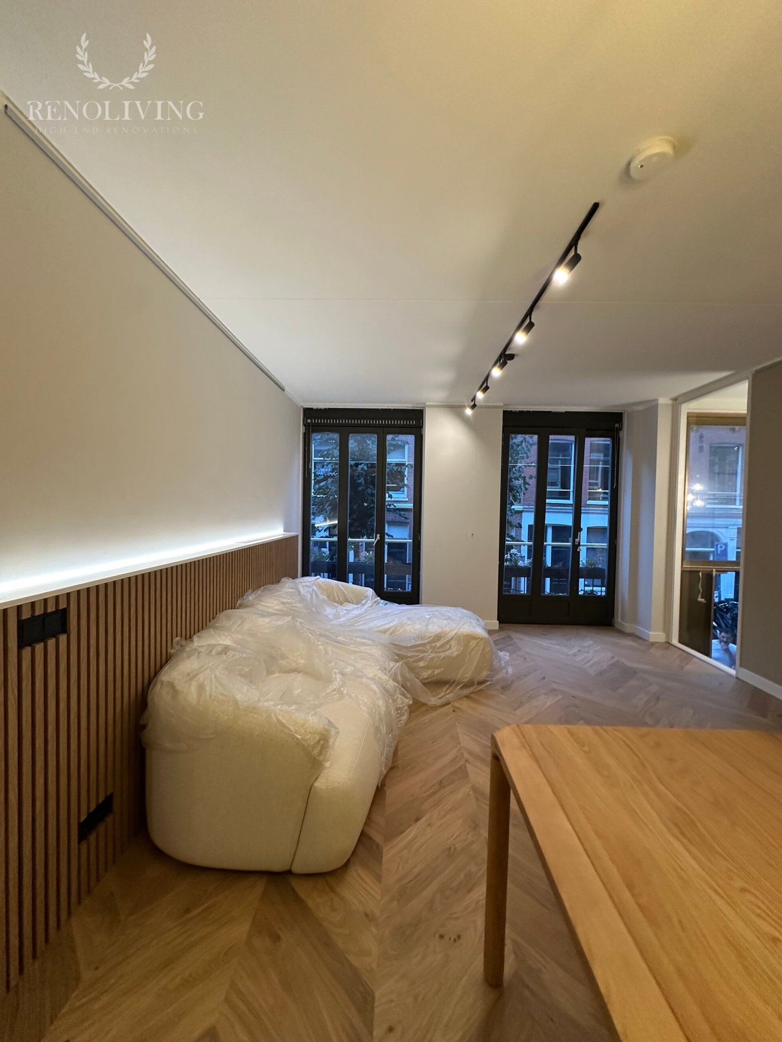 Rustgevende master suite met vrijstaand bad en panoramisch uitzicht op de Westeinderplassen.