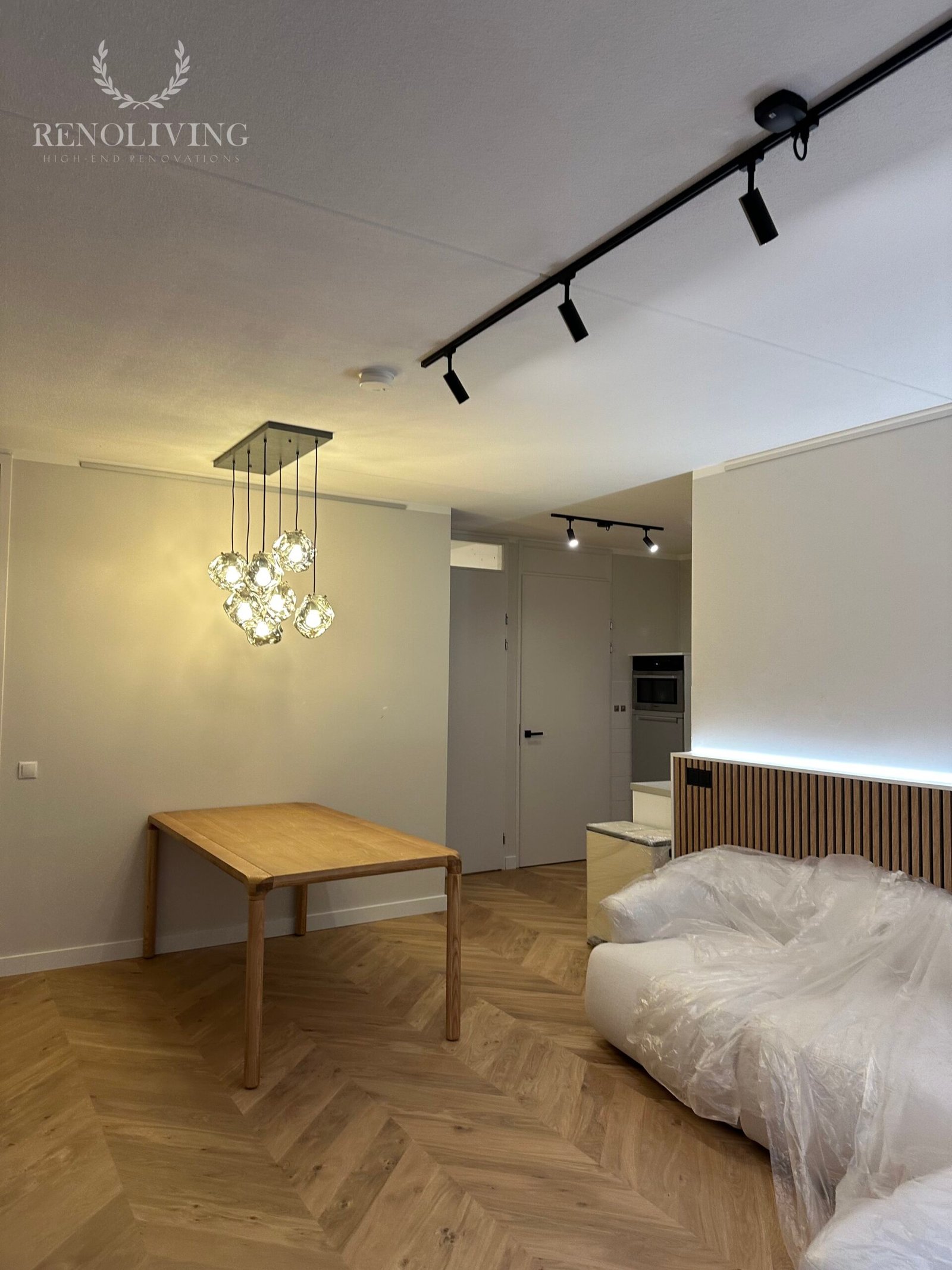 Ambachtelijke afwerking van maatwerk interieur door de vakmensen van RenoLiving B.V.