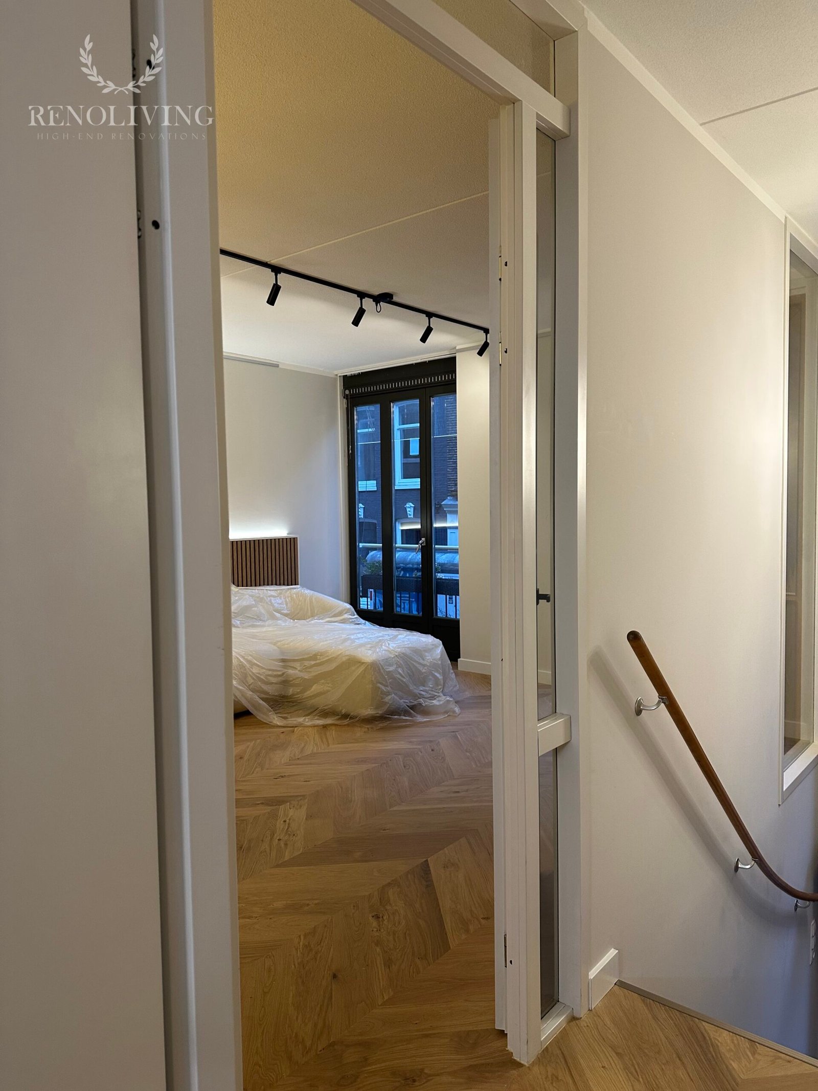 Klassieke ornamentiek gecombineerd met modern purisme in een statig herenhuis.