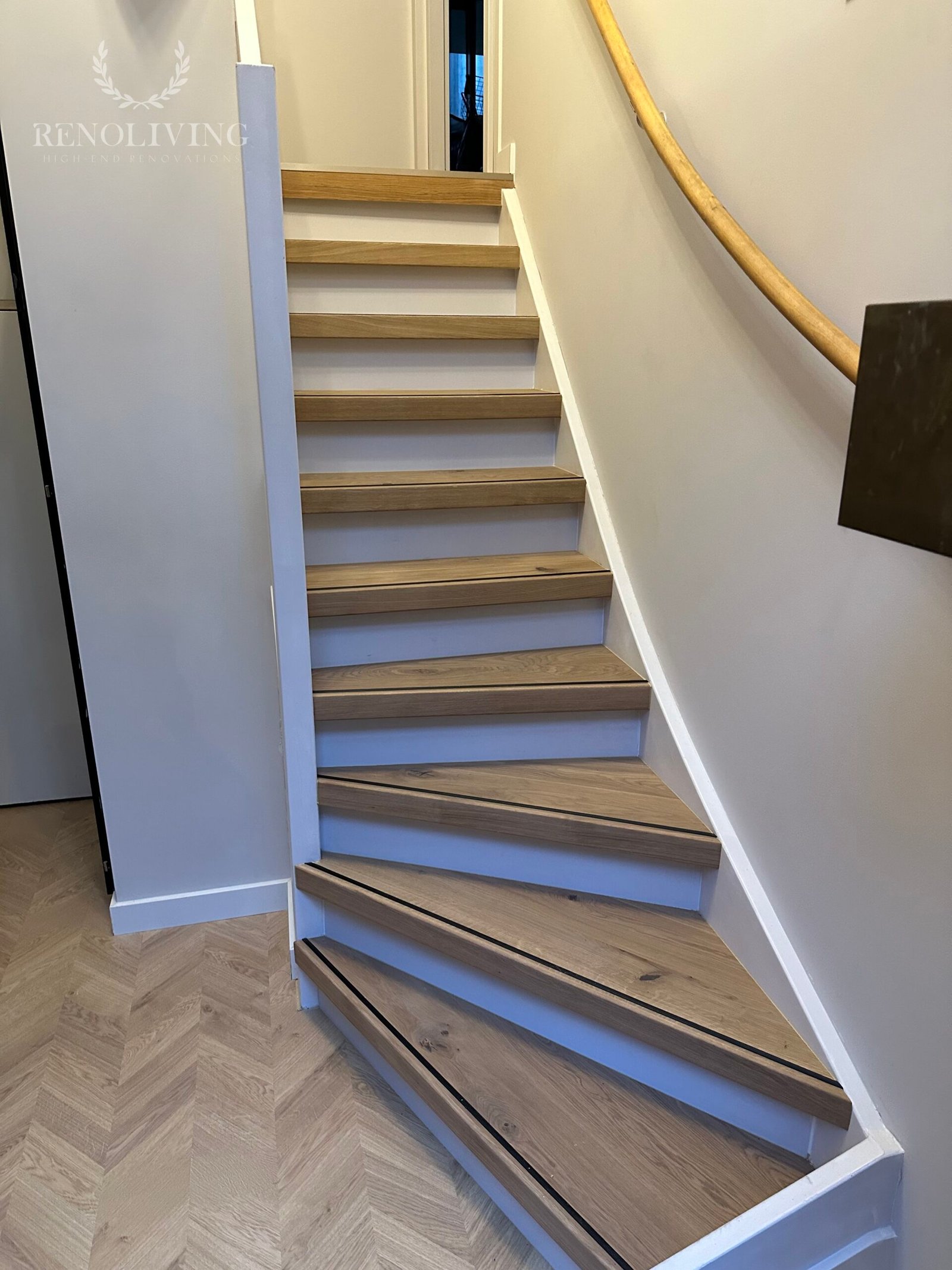 Exclusieve wandbekleding van natuursteen met geïntegreerde indirecte verlichting.