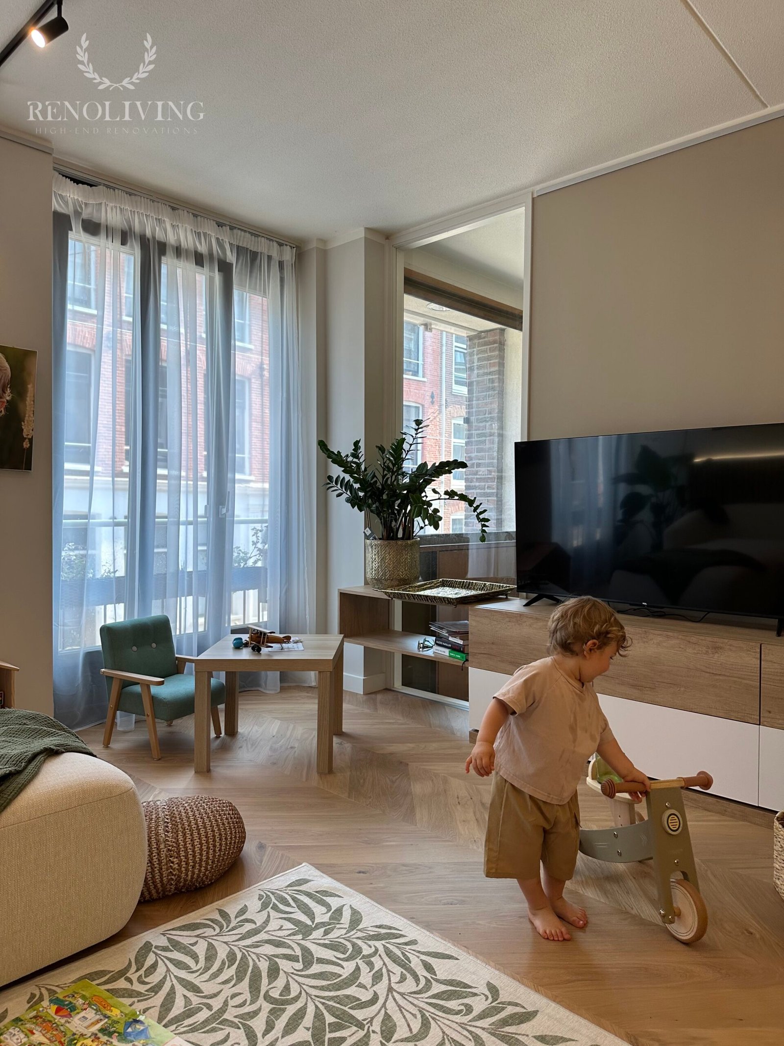 Monolithisch marmeren kookeiland als middelpunt van een exclusieve designkeuken.