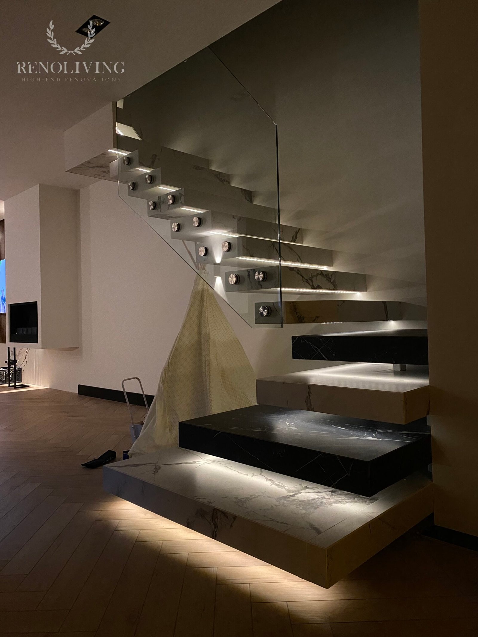 Statige hal met klassieke elementen en moderne trap.