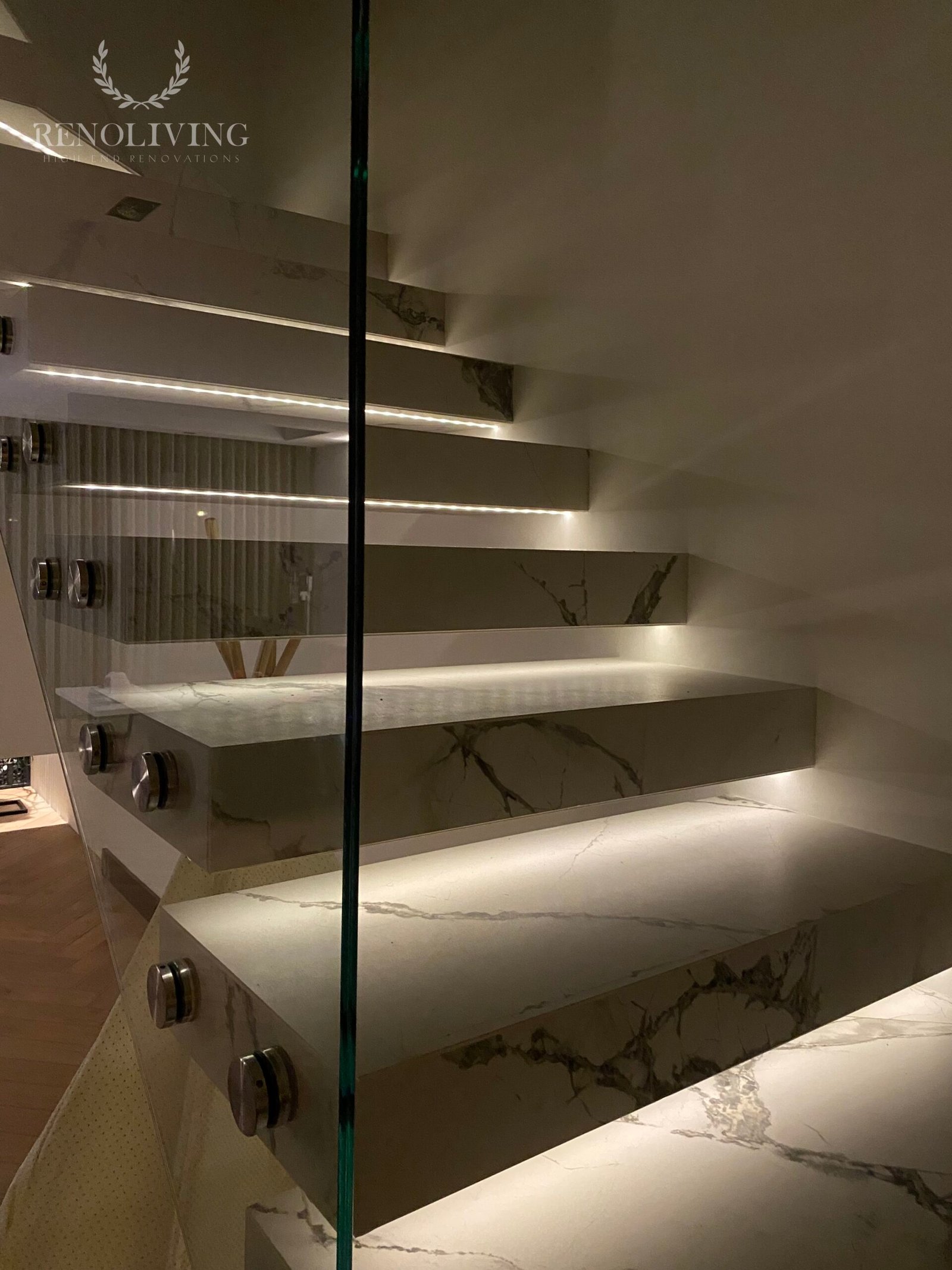 Minimalistische trapverbinding in een stadsappartement.