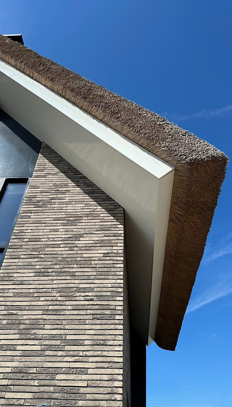 Moderne villa met traditionele rietkap architectuur.